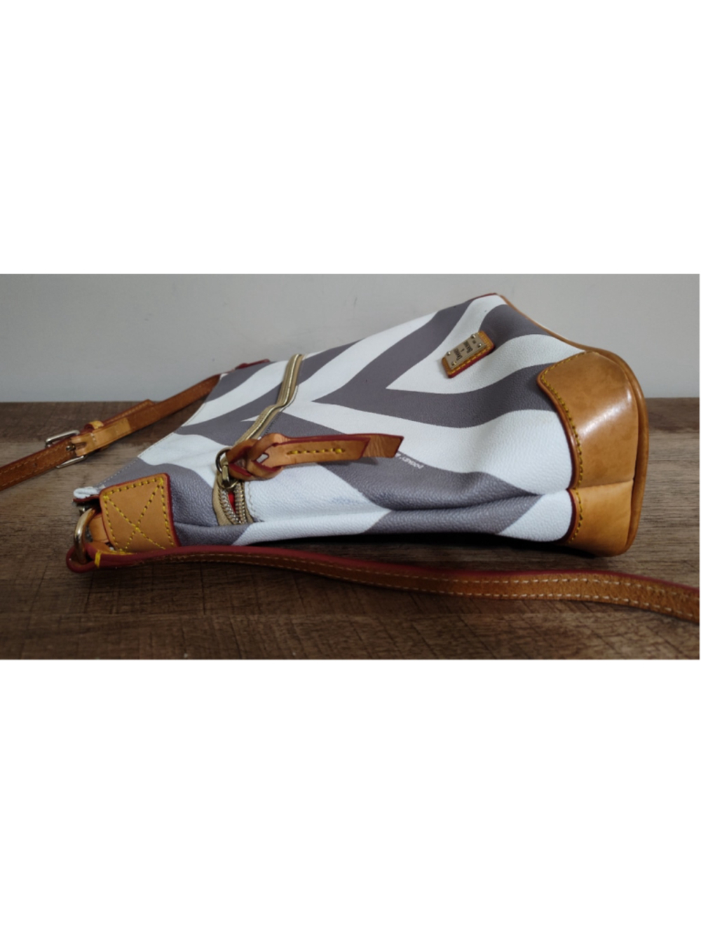 Women's Dooney & Bourke Chevron Crossbody Bag One Size Grey White - Picture 6 of 9